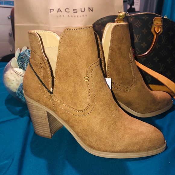 Express booties with slit sides🔥🔥😍 - Picture 3 of 7